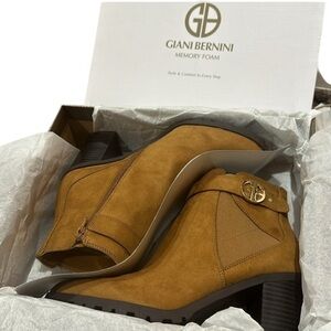 NWT Giani Bernini cognac faux suede zip up Lug Sole Memory Foam Ankle boots 9.5